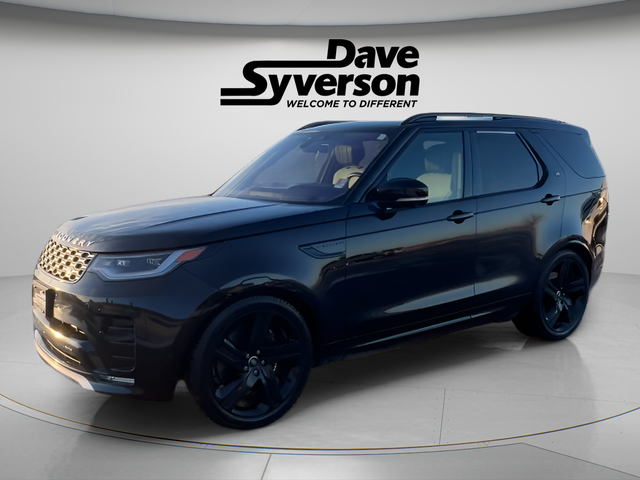 2023 Land Rover Discovery Metropolitan Edition in Santorini Black Metallic — front three-quarter view